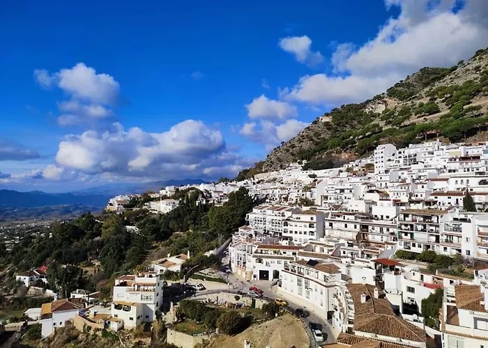 El Paraiso, Apartamento En Mijas Pueblo Con Bonitas Vistas A La Costa Y Con Piscina